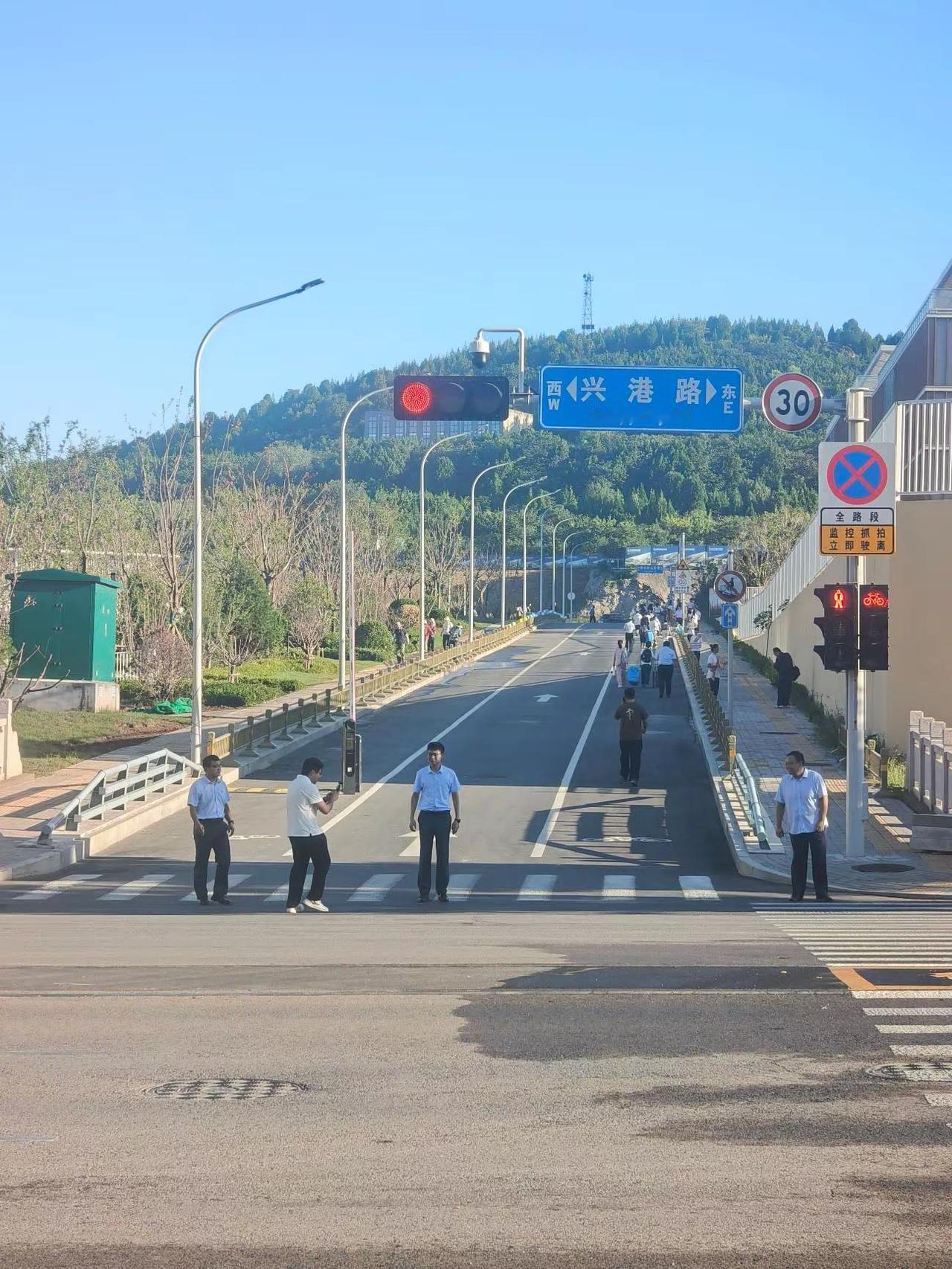 济南东部长岭山片区，今天历山双语开学报到，标志着历山双语正式启用！长岭山从此进入