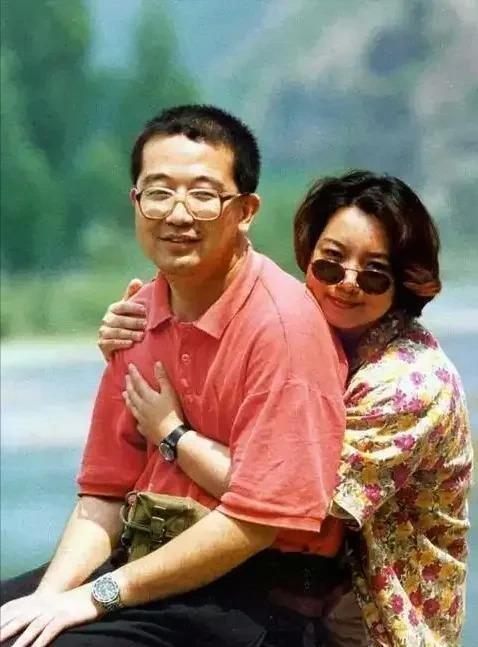 唐师曾走了，陪他到最后的，是离婚二十年的前妻王淳华。
两人2004年离婚，儿子跟