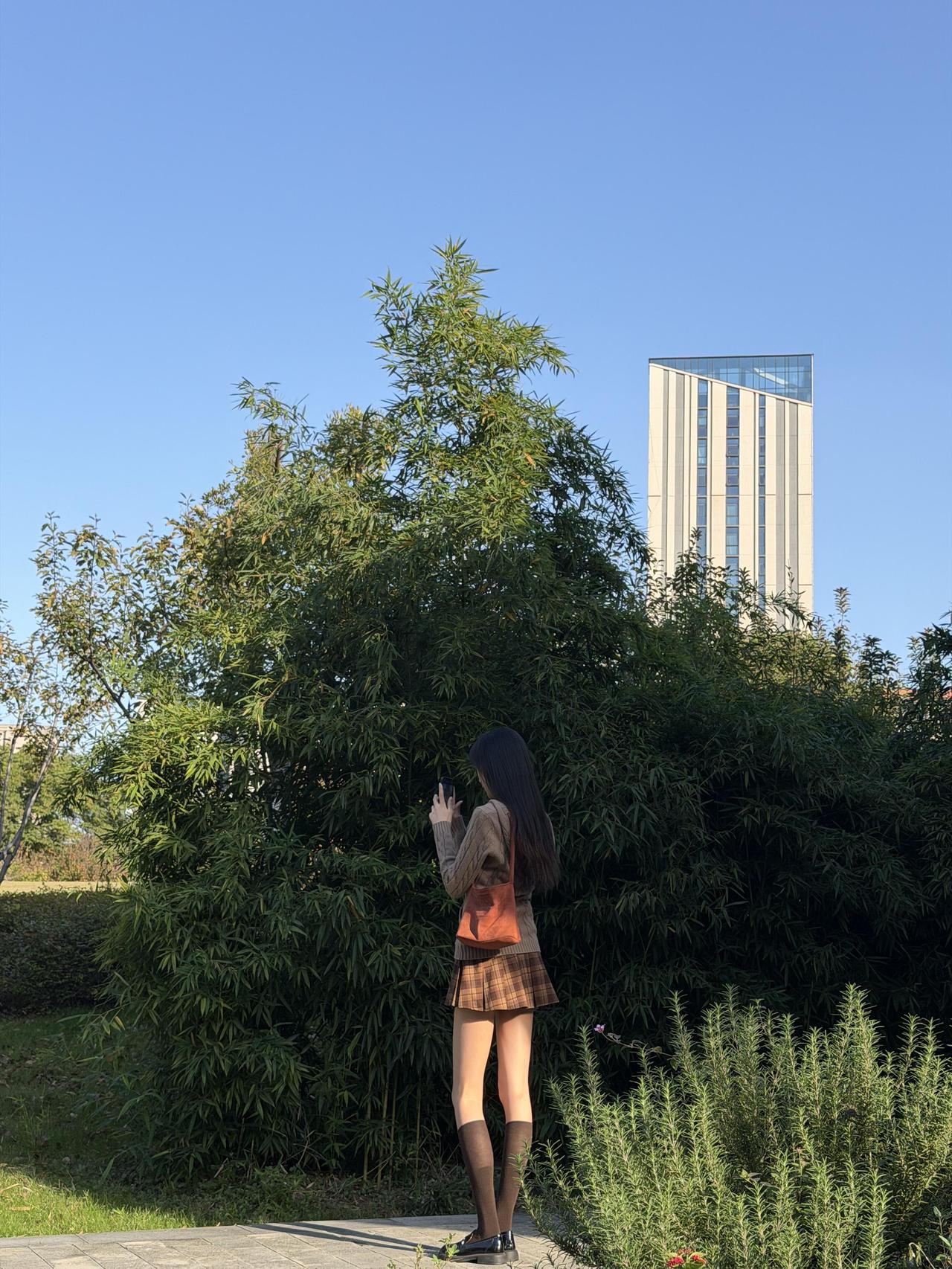 突然被这段话共情了：
“在儿子家住久了才发现，
不光面对儿媳会拘谨，

就连对自