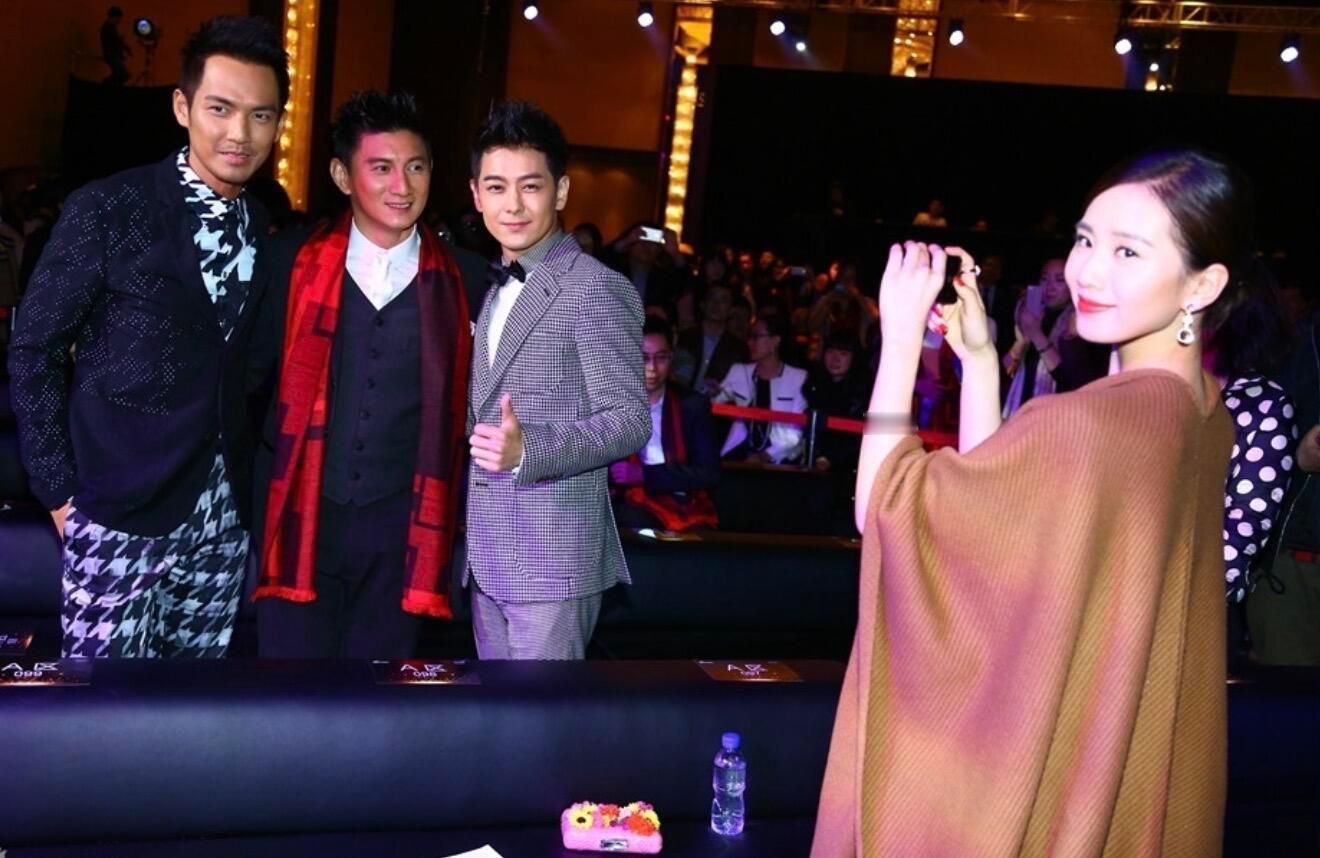 天呐，刷到刘诗诗早期图片不愧是舞蹈出身，优雅气质好绝啊… 