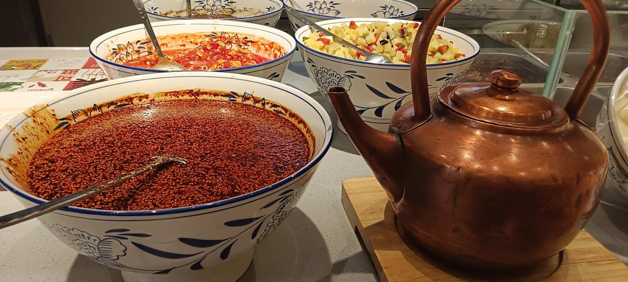 卖面条商家的油泼辣子，看起来真香。