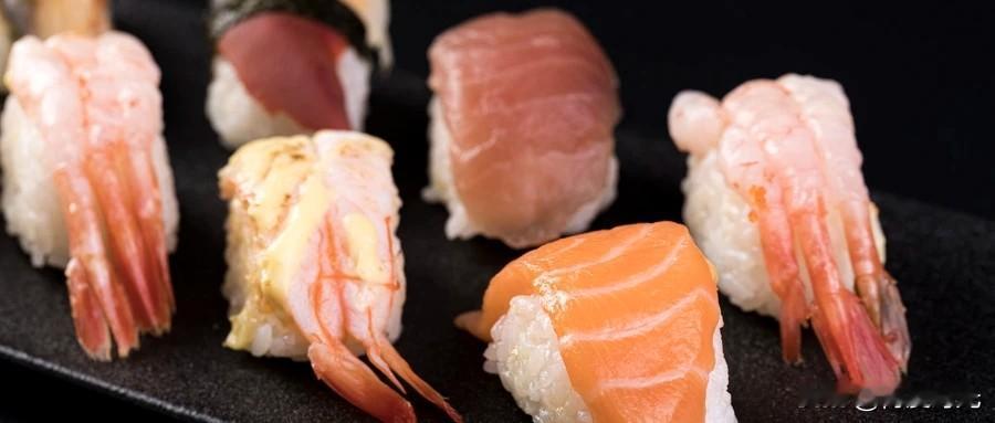 寿司郎最近火出圈啦！
在北京，新开门店排号超1000。
不少门店排队时长160分