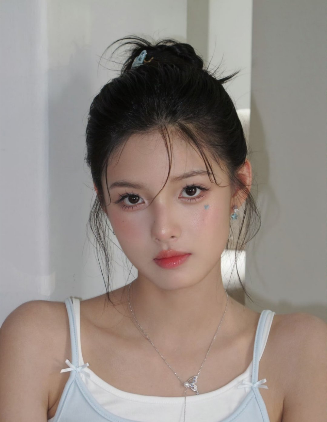 艾米宝宝好可爱！好喜欢眼睛下面这个小小的💙！ ​​​