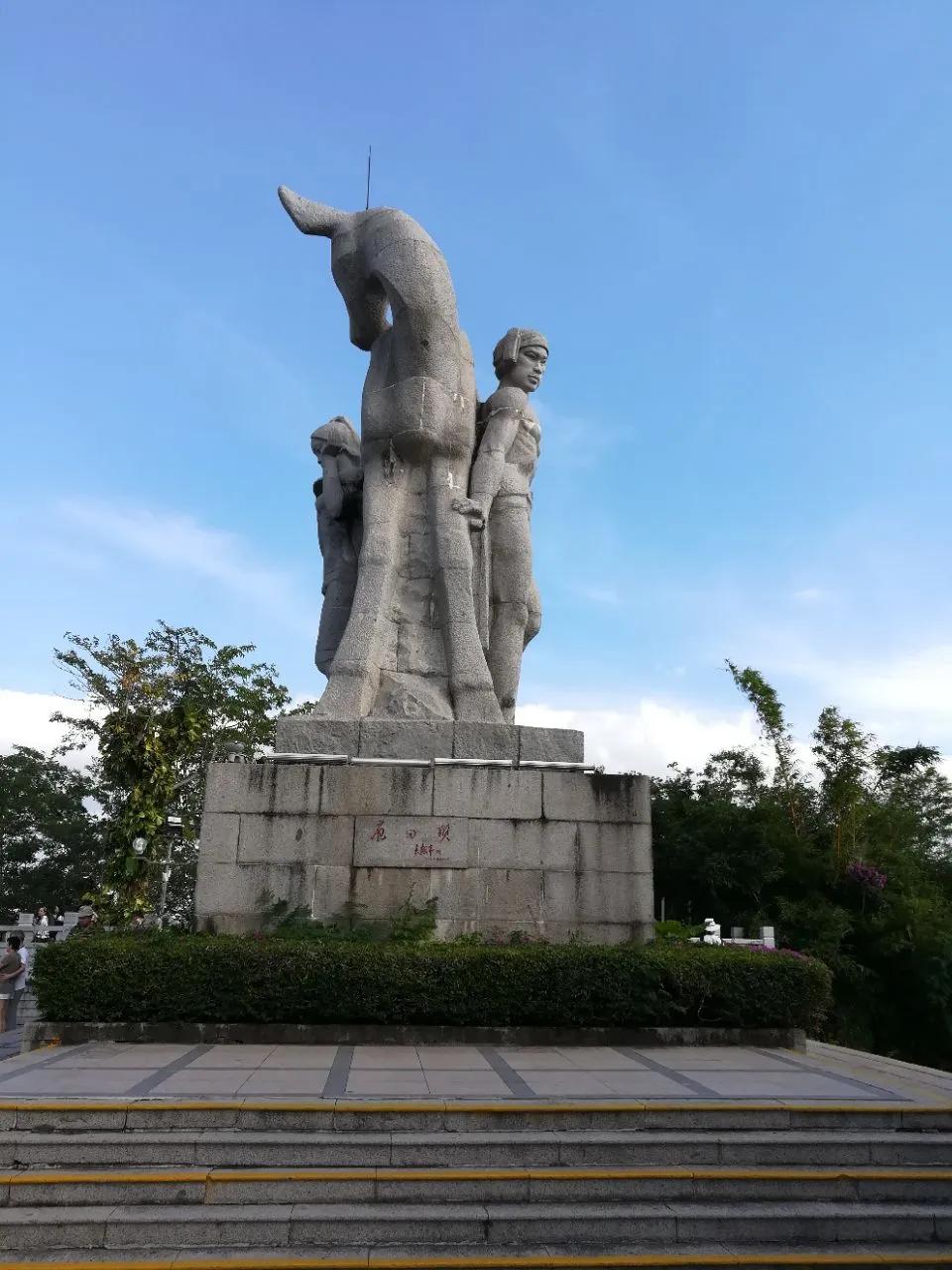 在海南岛的最南端，有一个静谧的小村庄，背靠葱郁的青山，面朝碧波荡漾的大海。这个村