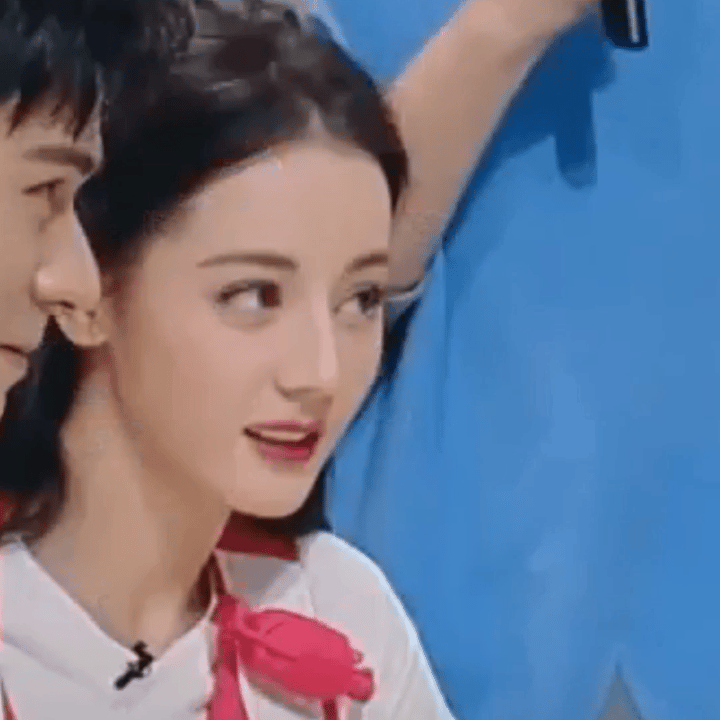 她好可爱啊

玩游戏输了和队友说对不起

赢了也和对手说对不起

哈哈哈哈哈哈，