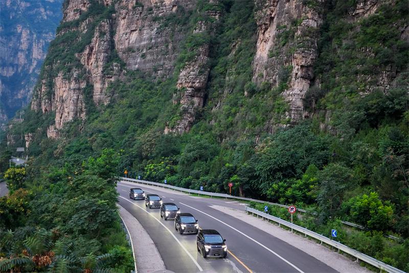 装下全套户外装备，载满探险野心。星海V9 2616L超大后备箱，7座宽境空间，为