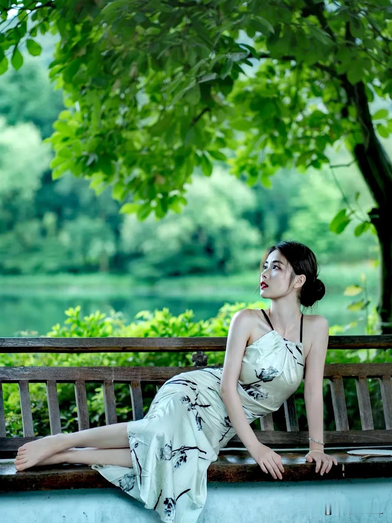 #夏日生活打卡季#翠裙轻舞水波间，倩影萦绕人前翩。