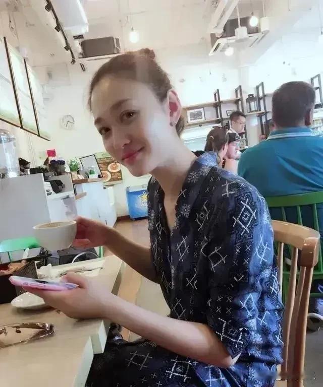 李小冉素颜又白又嫩，看着就像少女一样。怪不得她的老公拿5个亿让她随便花，搁在古代