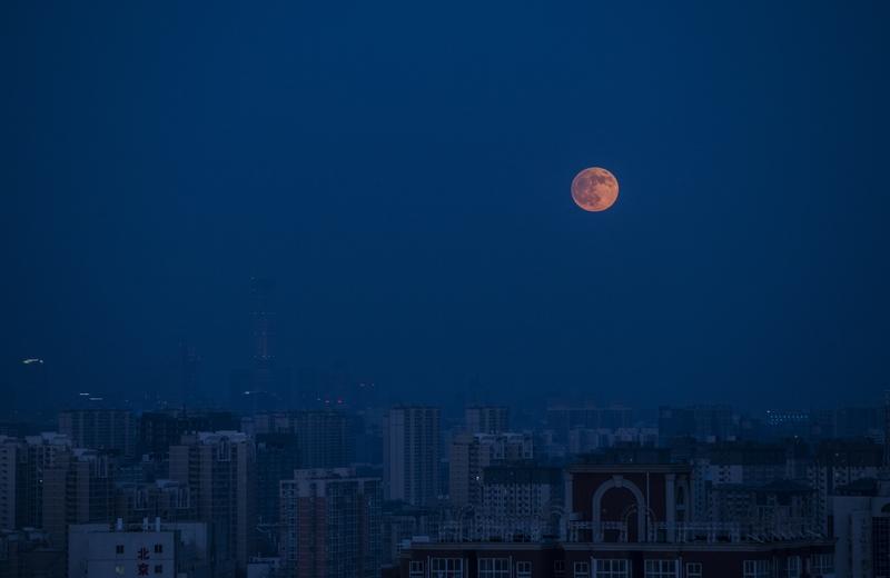 月全食这宇宙光影秀，真的超级神奇！简单来说，它就是一场“影子游戏”。月球本身不发