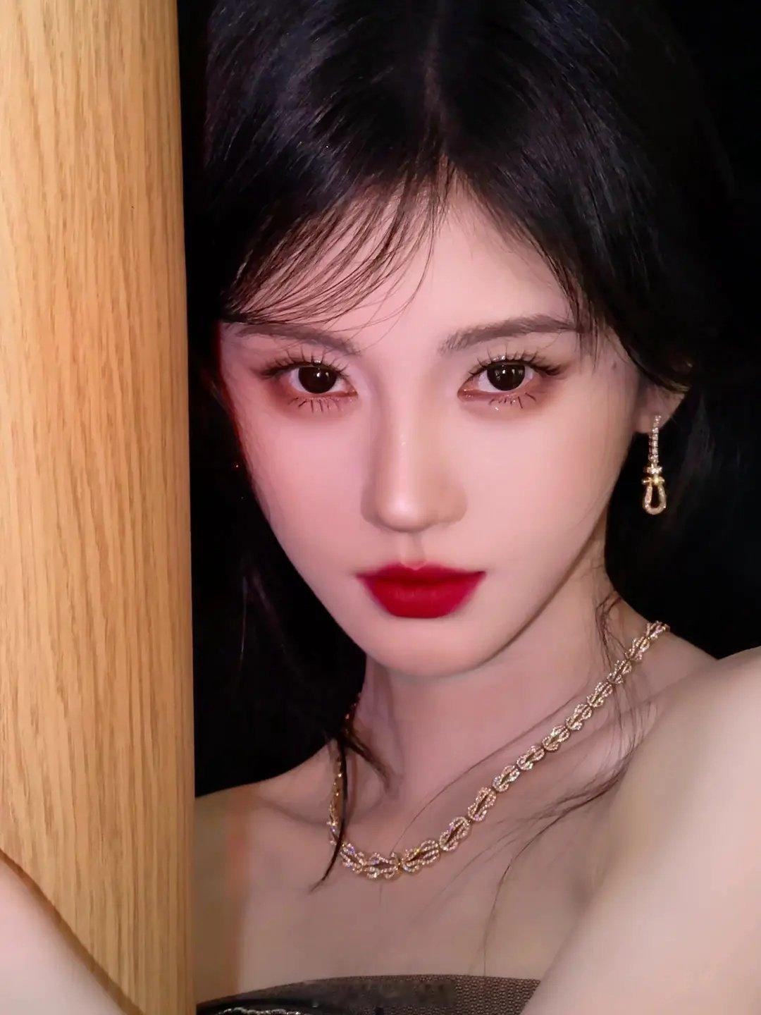 芭莎活动鞠婧祎，赵今麦造型图 ​​​