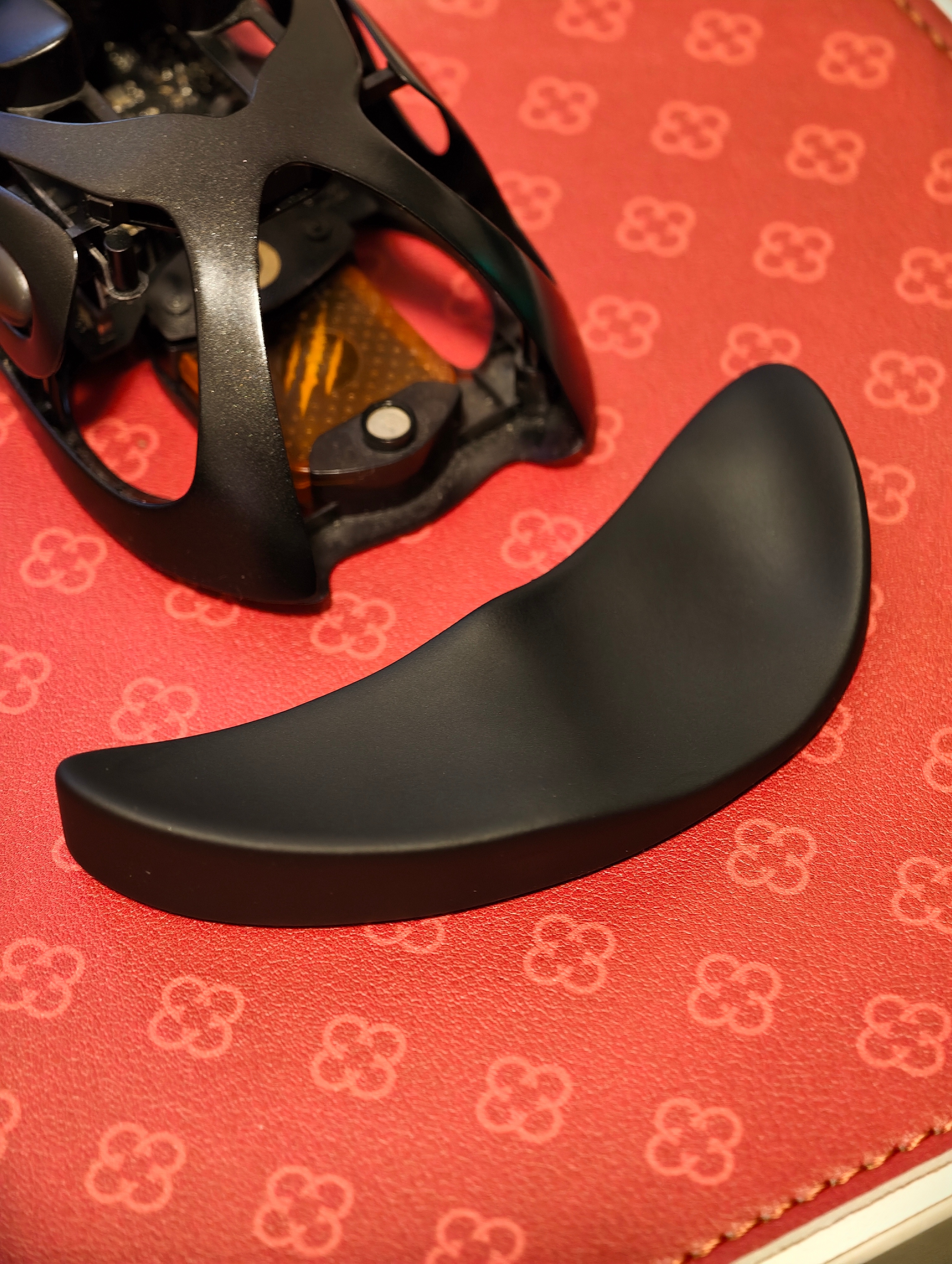 买了个鼠标腕托，猜猜价格，挺便宜的有点臭