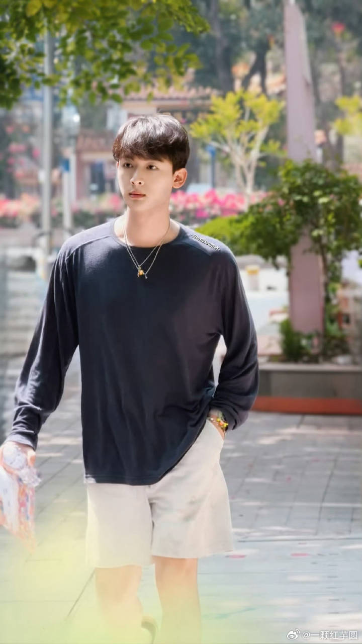 看了一些但愿人长久的路透，张晚意 状态好好啊，阳光治愈型男大的感觉