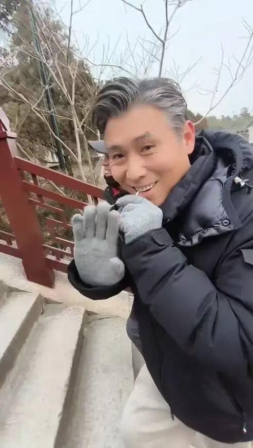 李乃文又去大孤山了，他满头白发嗦着棒棒糖，像个老顽童！大孤山和李乃文真有缘，