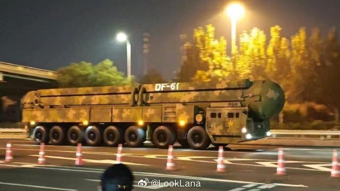 当核导弹第一方队以雷霆之势驶入受阅视野，瞬间点燃全场关注 —— 方队中，“惊雷 