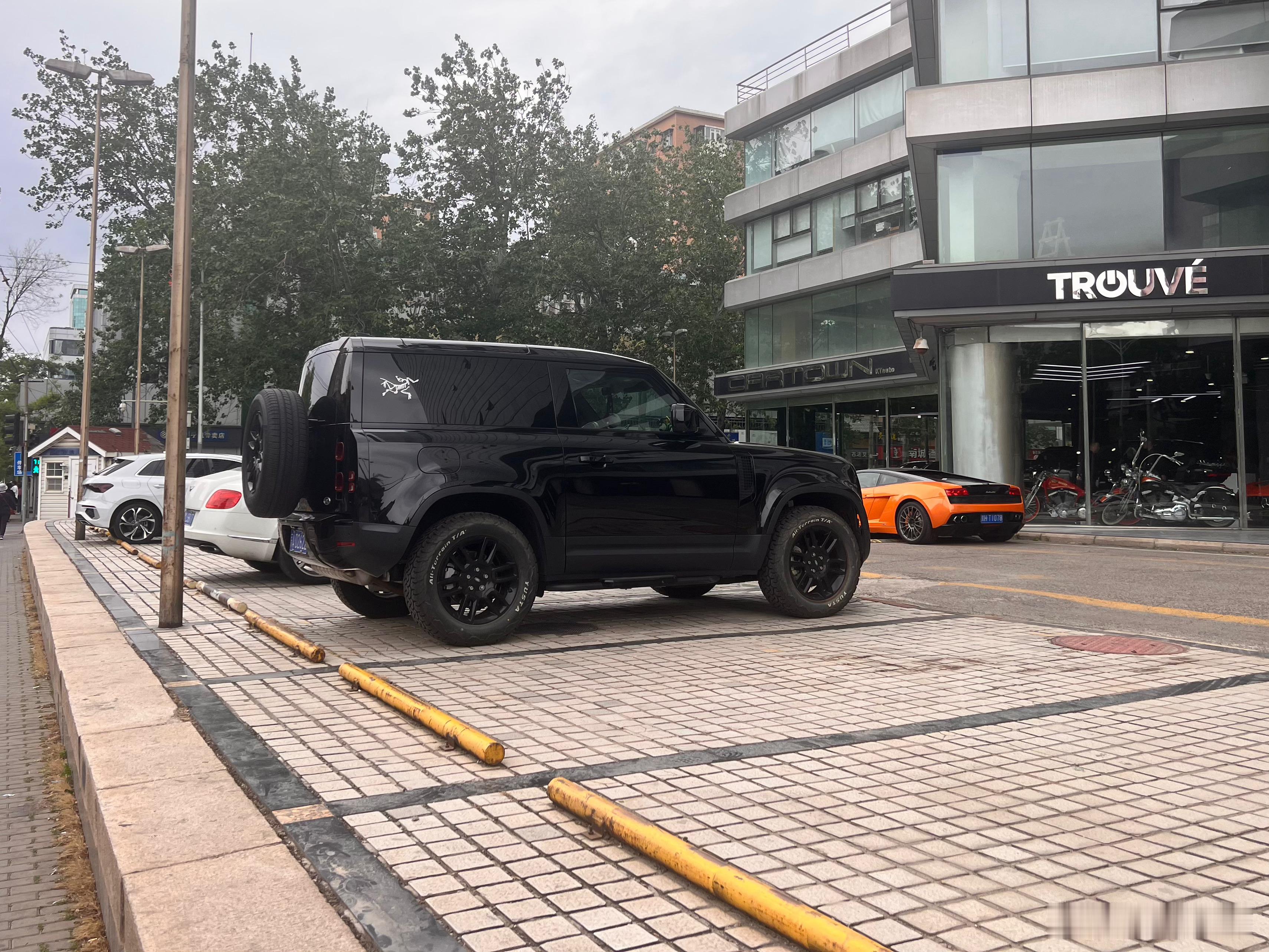 短轴Defender的确可爱啊，是款帅又萌的SUV……就是后换的这山寨AT胎不太
