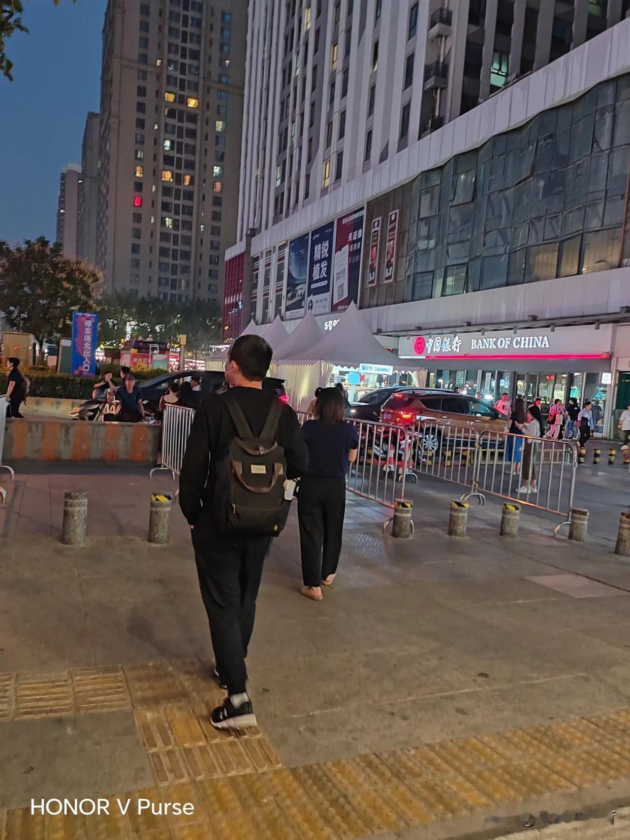  
中午电话响起：“爸爸，我今天回家”！马上行动开始：儿子奶奶去市场买排骨，媳妇