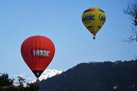 热闹非凡尼泊尔办首届国际热气球节 尼泊尔首届国际热气球节正在第二大城市博卡拉如火
