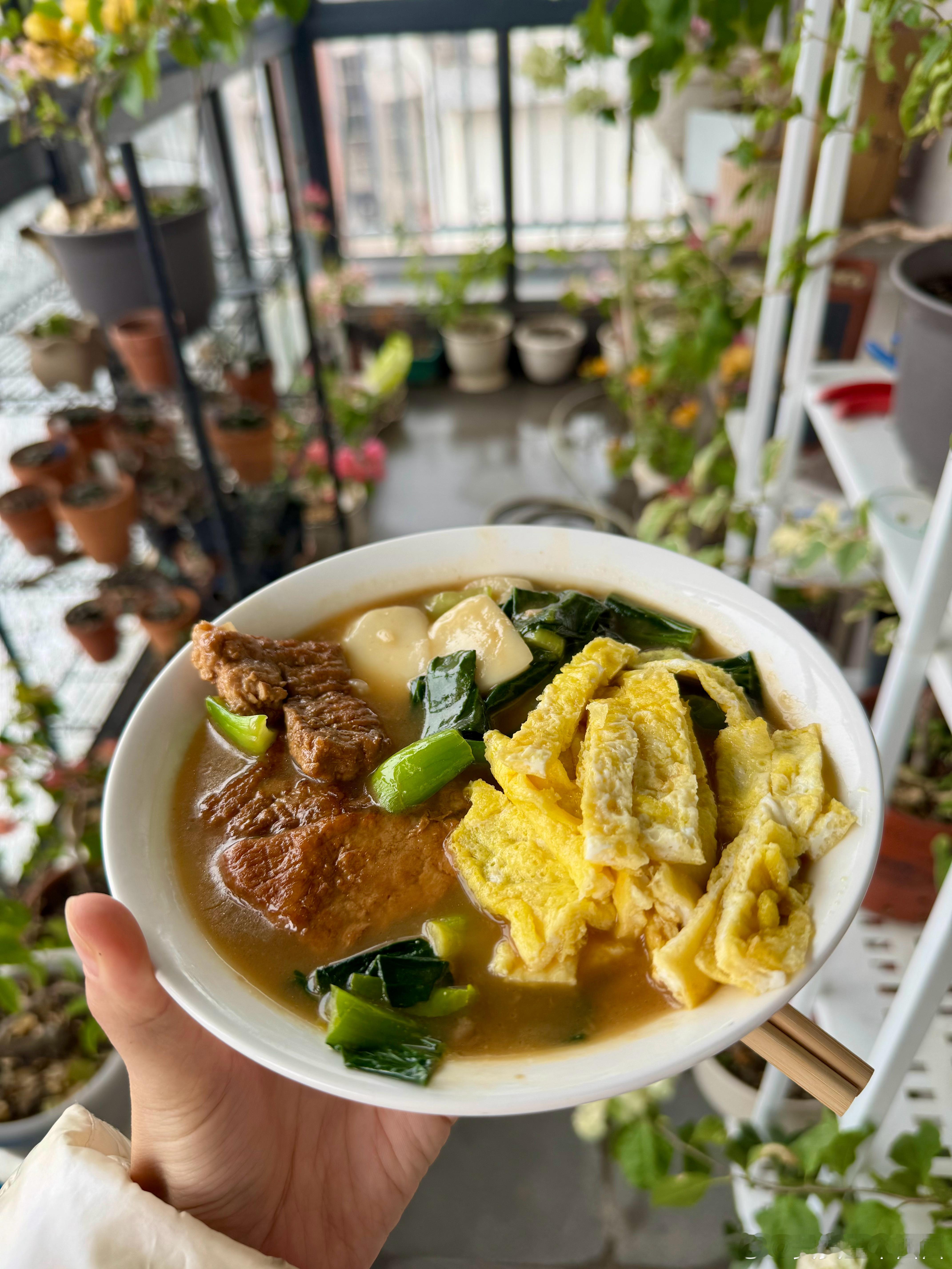 今日午饭浙江省近期省饭猪油青菜年糕我这自己做的料有点多超好吃是小时候的味道我感觉