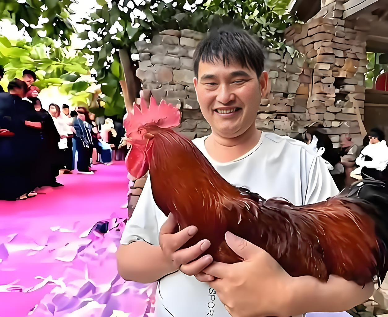 有人说朱之文是“卯日星官”转世，也就是大公鸡托生的，怪不得嗓子恁么好。这绝不是造