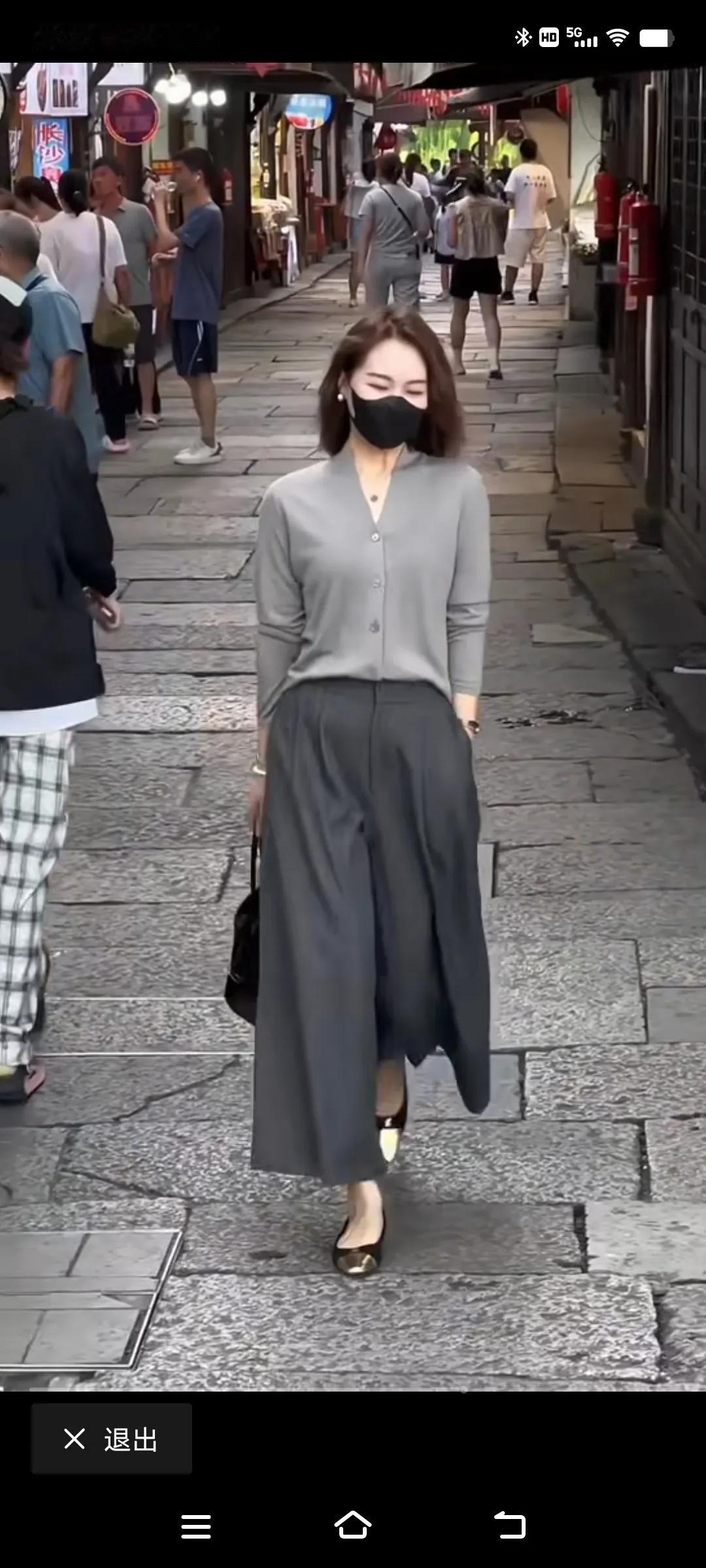 穿好小裙子，走起路来都是风姿绰约#穿出女人味。# #穿上真是太美了# #耀眼连衣