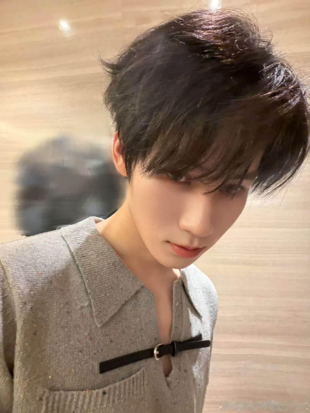 张真源激情指挥张真源整活就是要先陶醉自己 他指挥得越认真，水果裂得越欢。陶醉自己