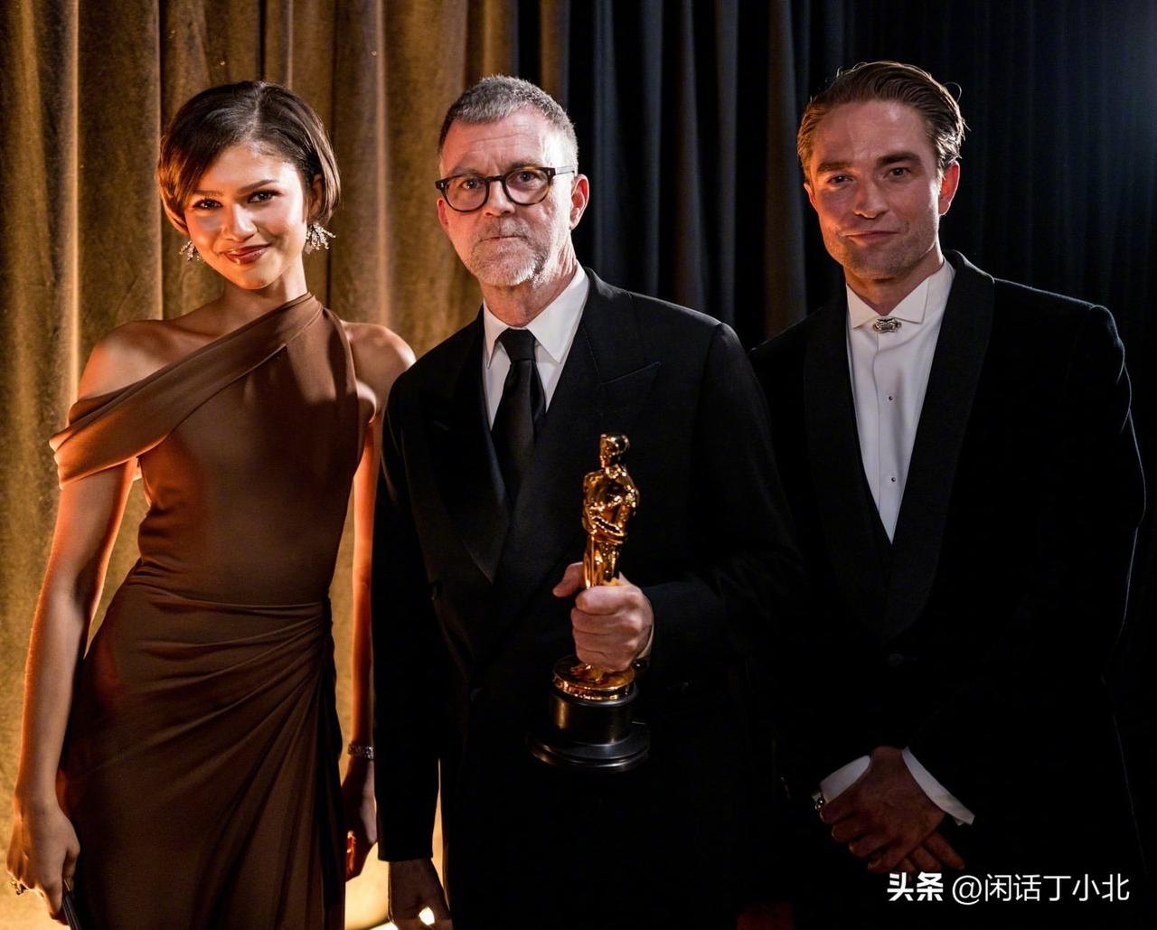 外娱资讯，Zendaya和罗伯特·帕丁森近日共同登台，在第98届奥斯卡颁奖典礼上