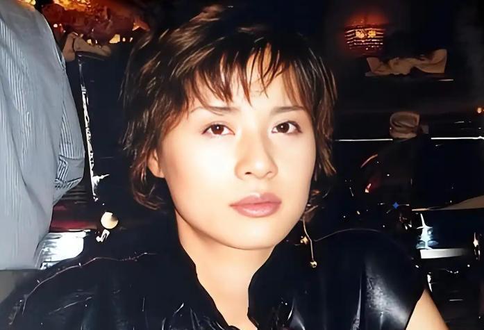 她用4年凭姿色借了17亿，却从城市美人到阶下囚的浮华坠落。
 
在2008年至2