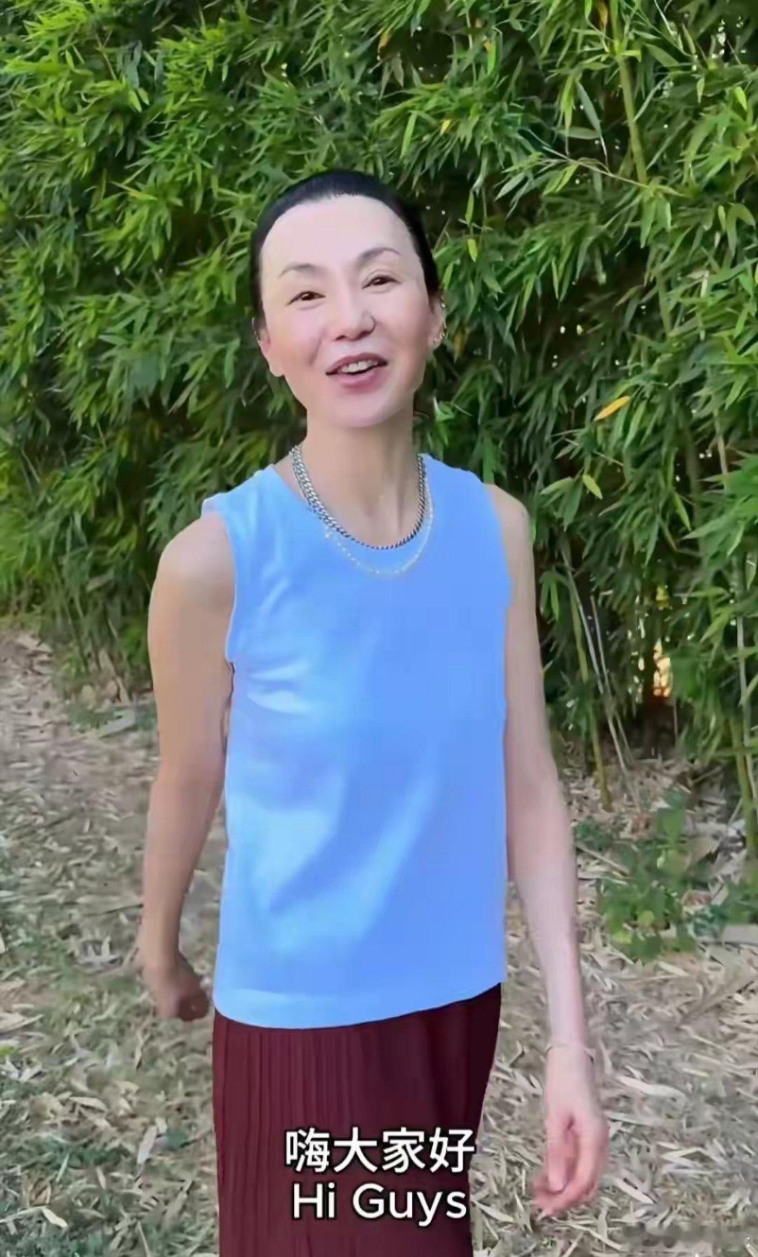 张曼玉穿搭张曼玉身上这套衣服，没点气质还真会穿的不好看，也会显得土气，但穿在她身