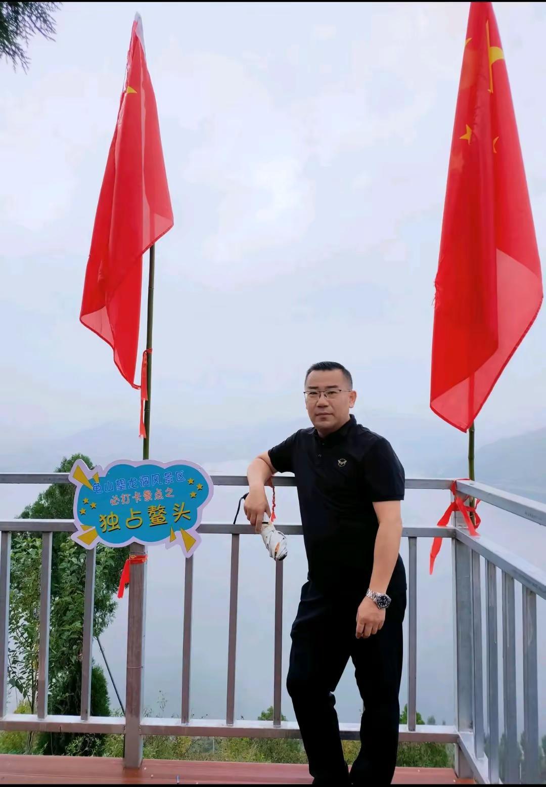 原创七律老子天生不入流，一身傲骨笑王侯。功名看尽如尘土，仰天长笑数风流。