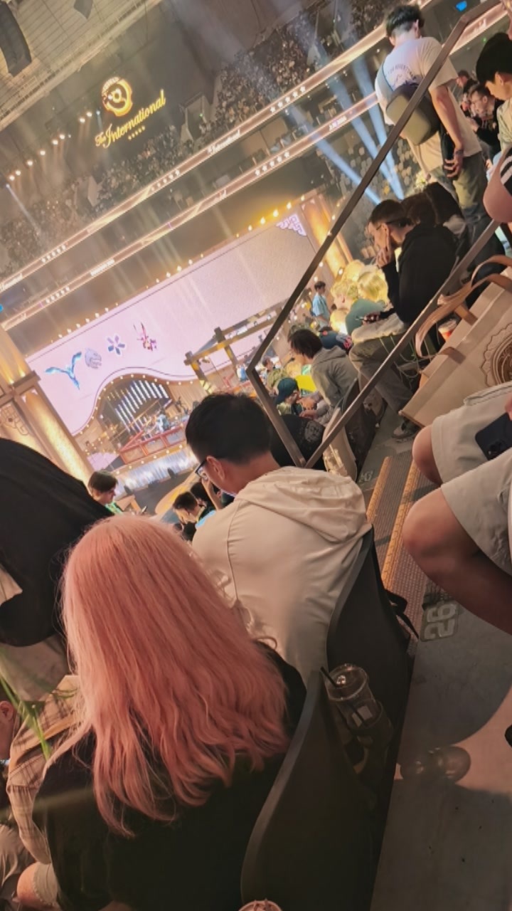 观众席上金发碧眼的美女和帅哥真是太多了啊，一个个颜值真绝了，居然和鱼姐不相上下，