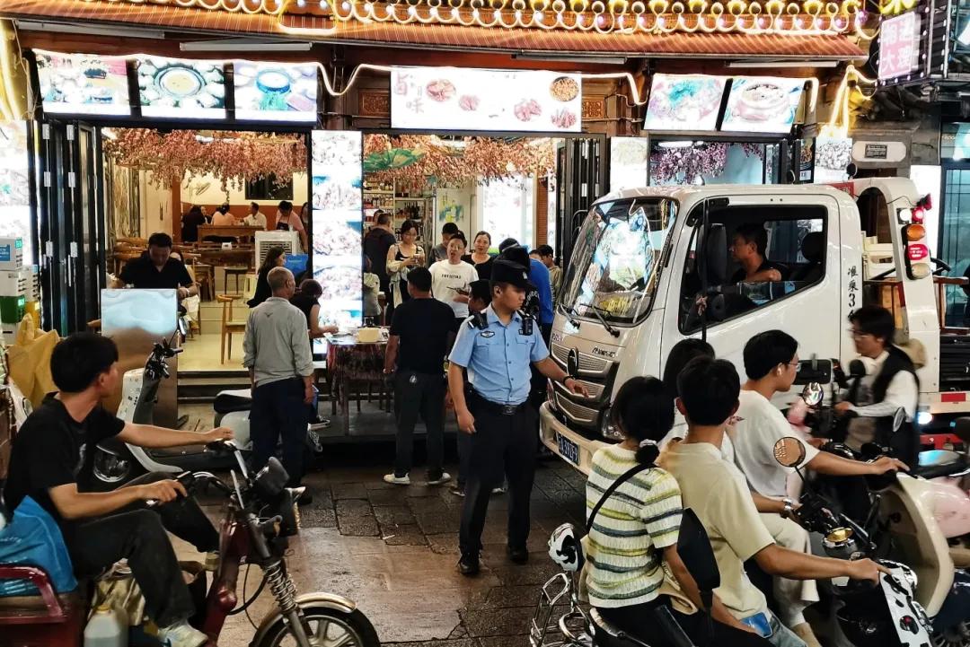 3月11日，大理网民通过领导留言板向大理市委书记留言反映：
➡️大理古城洪武路与