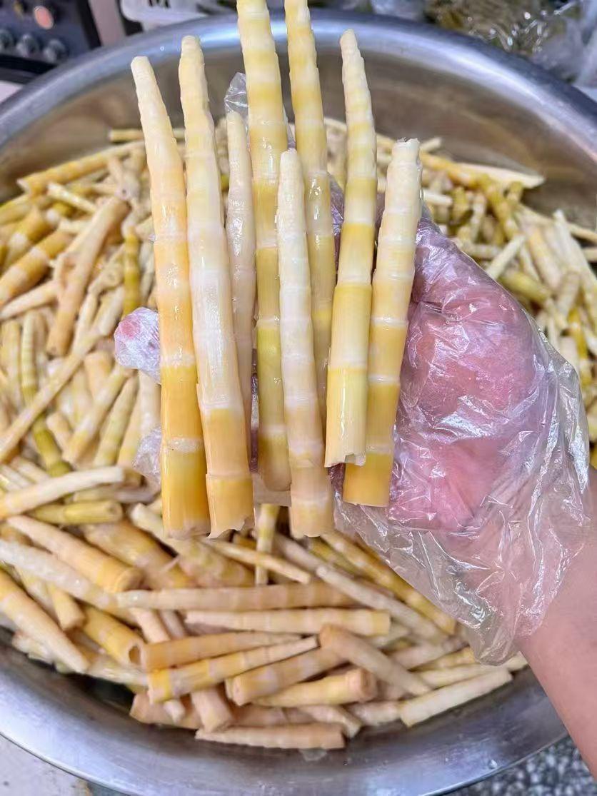 鲜掉眉毛！剁椒拌春笋🔥一口入春
又到吃春笋的季节啦！这个剁椒拌法真的绝了，脆嫩