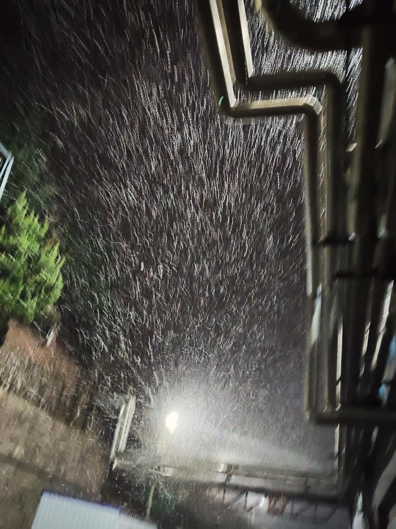 青岛沙子口凌晨奇观！夜班洵哥拍下罕见一幕：初雪如约而至，车间外已白茫茫，洵哥的心