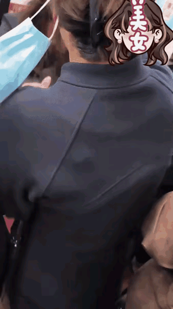 上海地铁。
两个女生打架，抓头发锤脑袋，扭打了一站地，一男孩的表现委实令人不解，