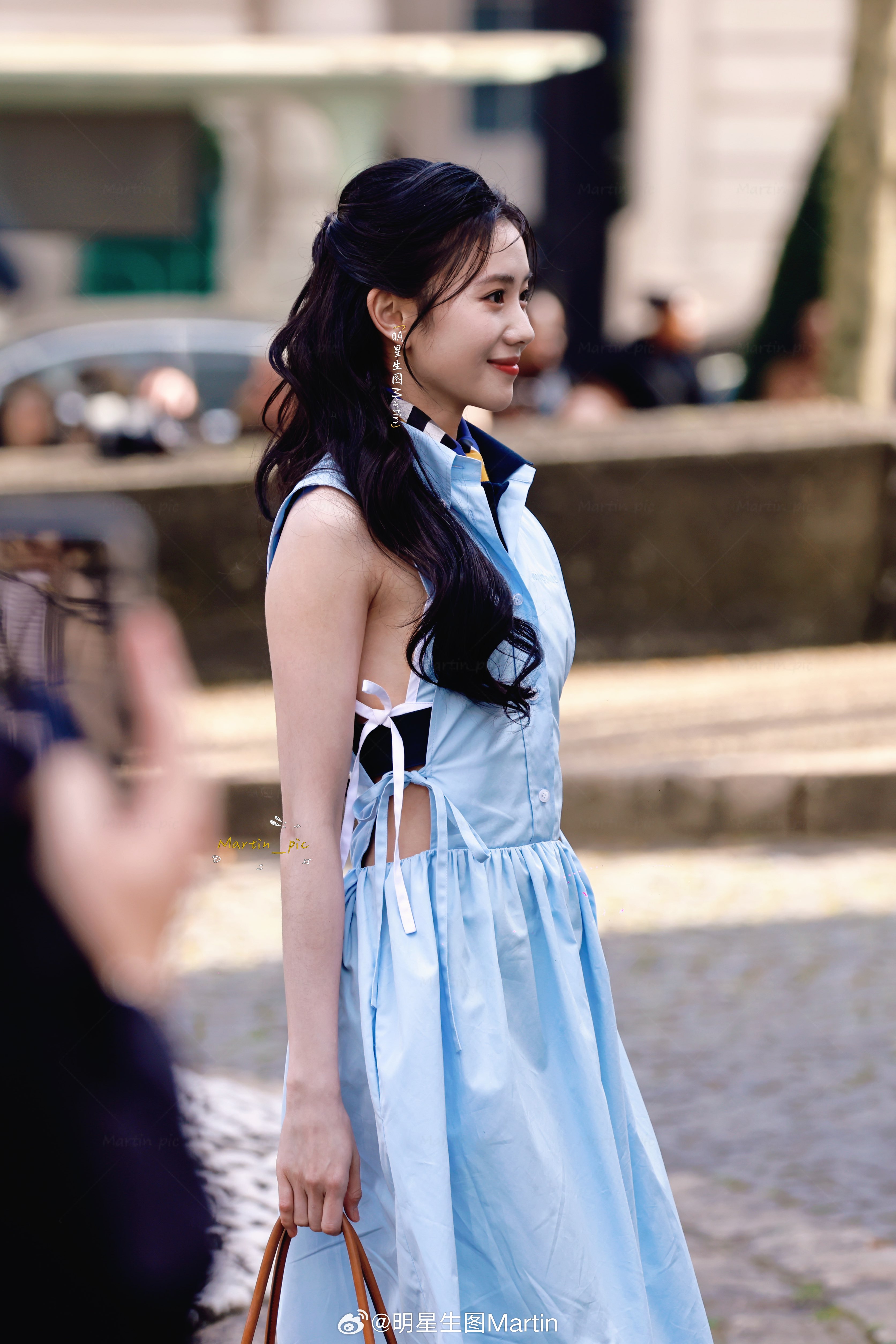 刘浩存李庚希刘浩存同框比心刘浩存刘浩存回头这一幕好美 刘浩存 260310巴黎时