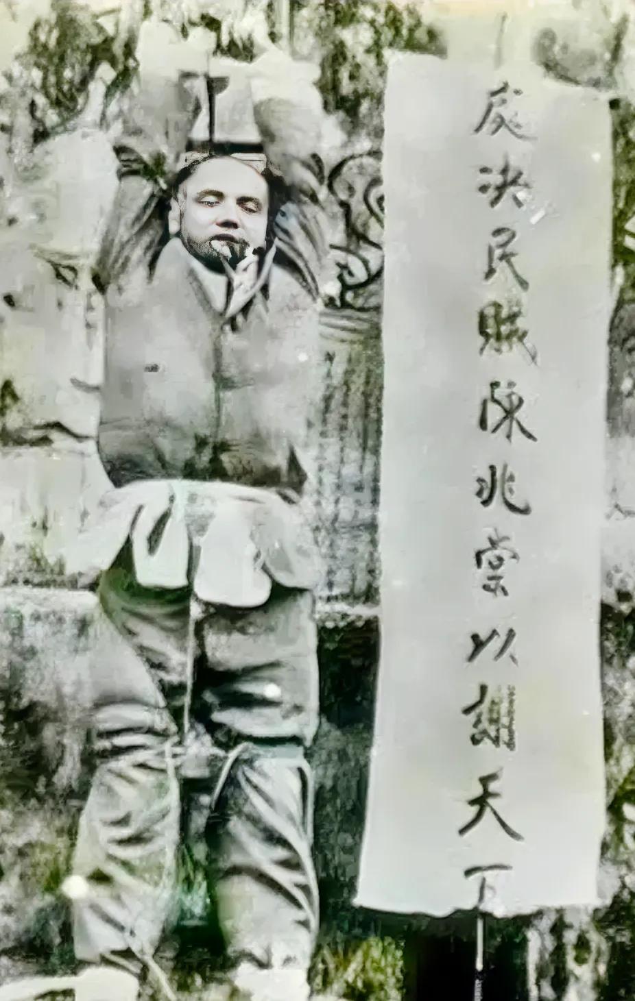 这张照片是1911年广东潮汕知府陈兆棠在菜市口刑场被处决时的罕见留影。


照片