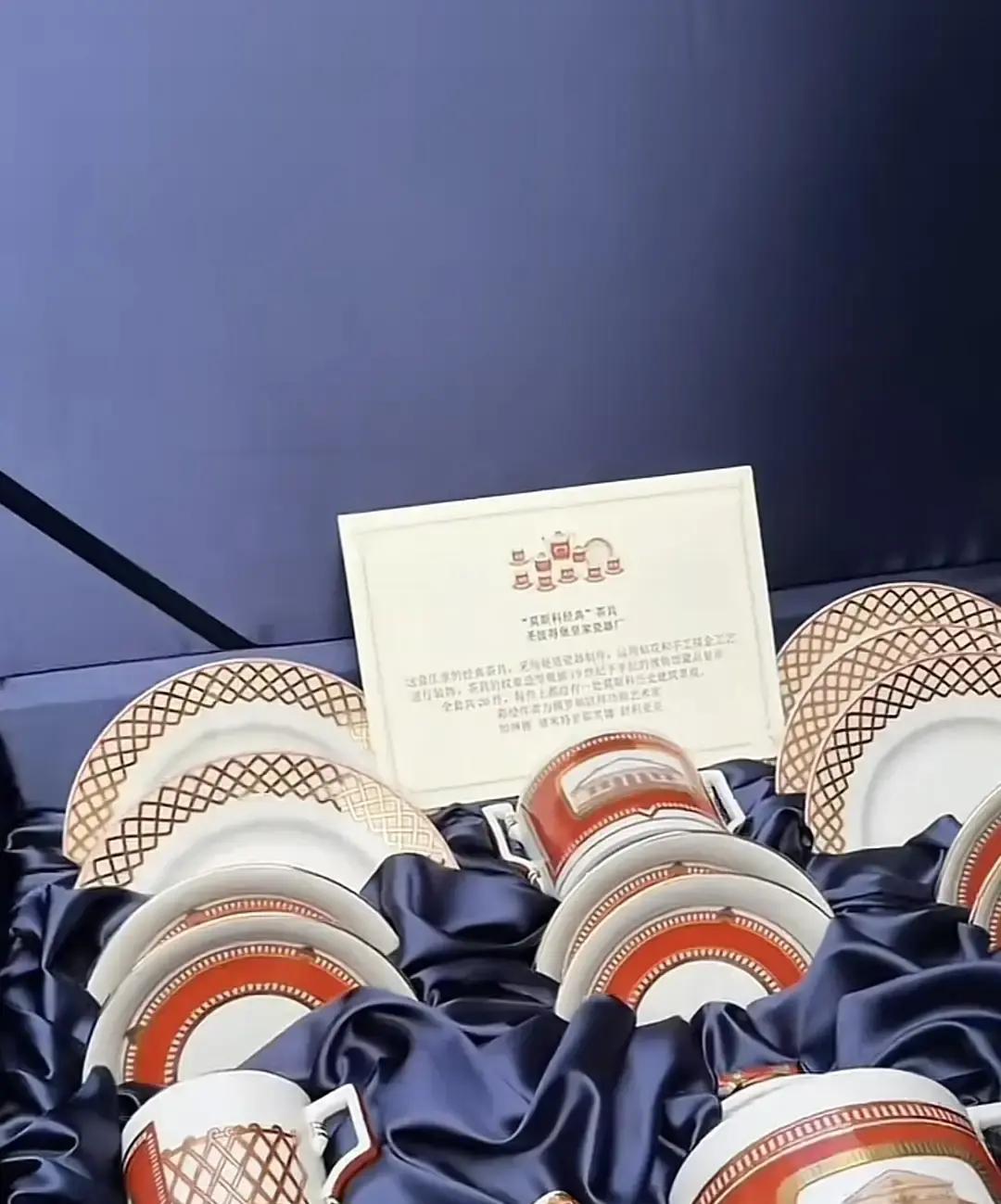 普京送出的那套茶具一亮相，很多人第一反应不是"好看"，而是"这也太硬了"

20