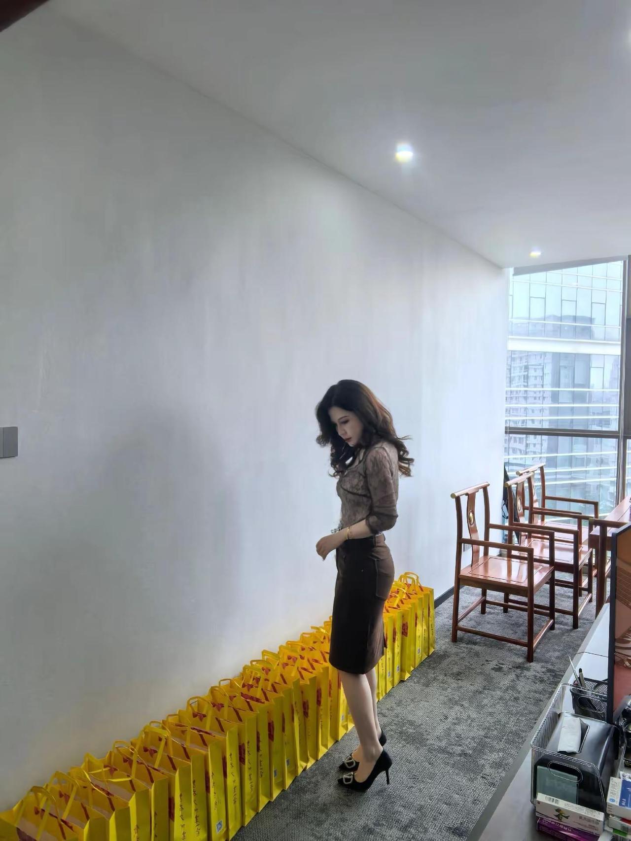 女人也累啊，白天当牛马，晚上当狐狸精