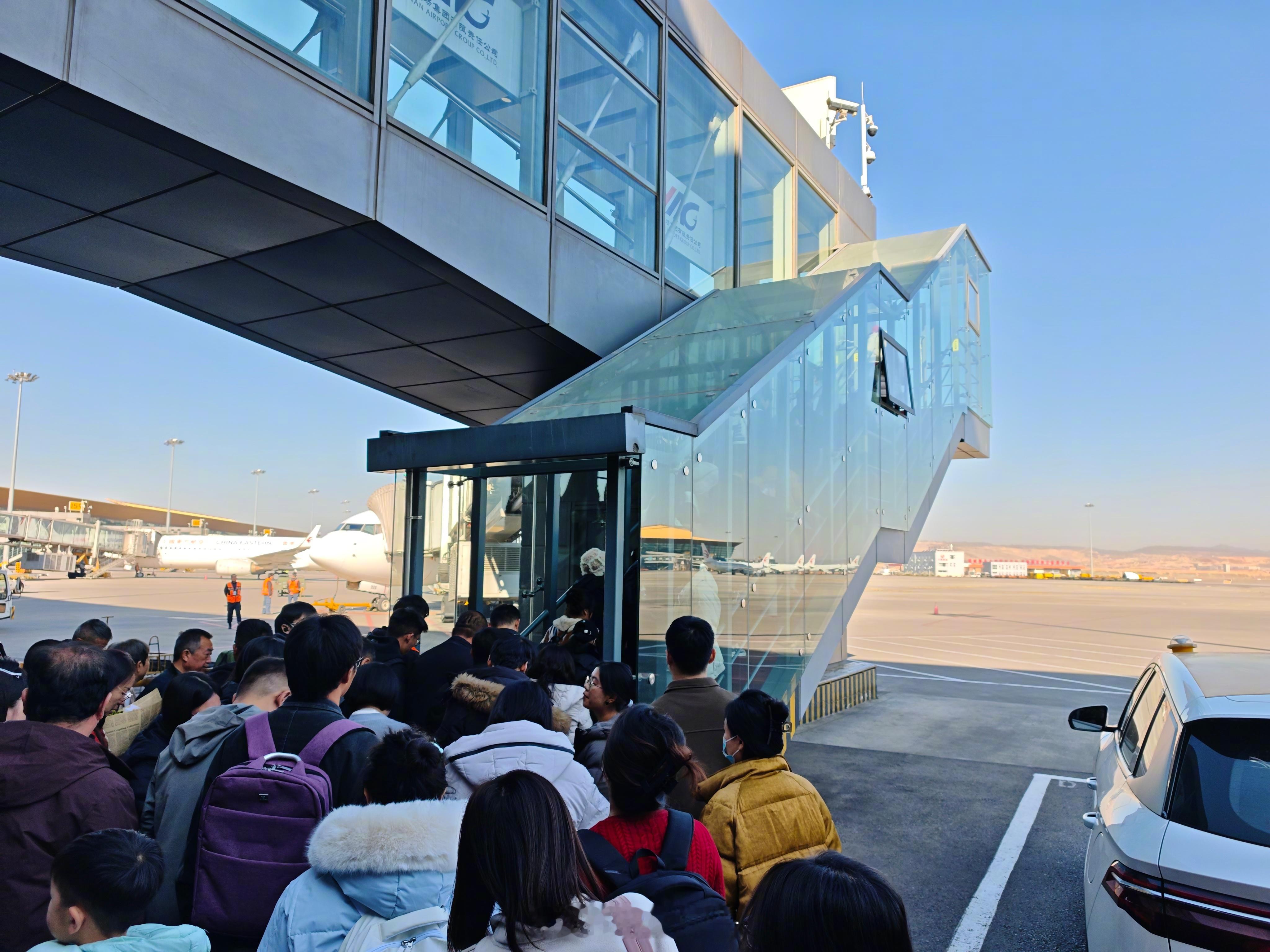 活久见了，今天在昆明飞国内航班，居然是从廊桥走下去坐摆渡车。肯定会有人说这不是基