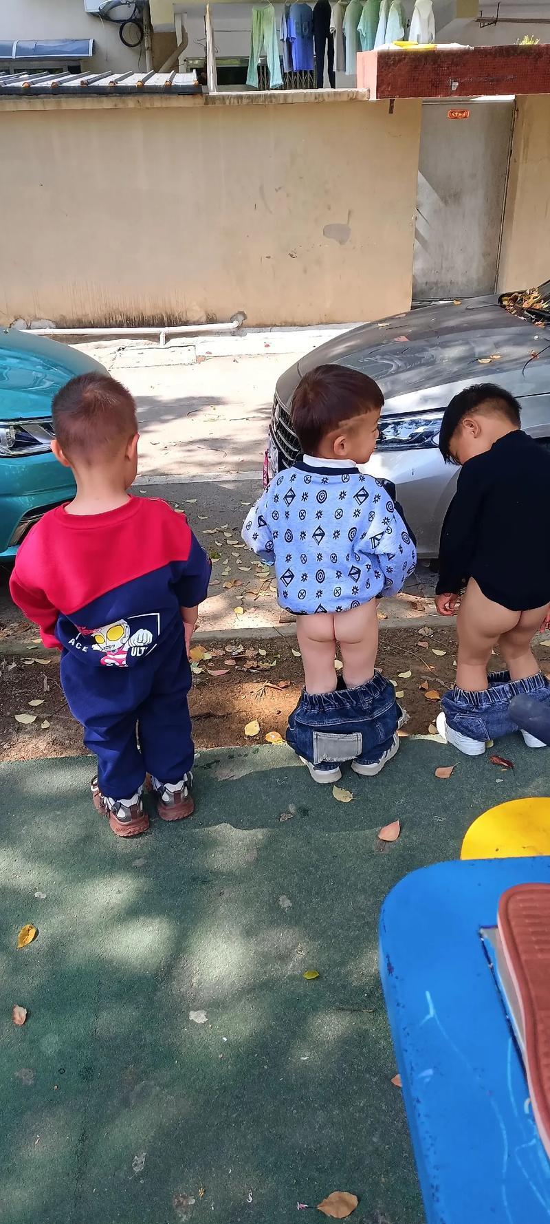 他把一根长绳子塞进了身体里，不是调皮，是没人教他怎么开口
他不是在恶作剧，他是在