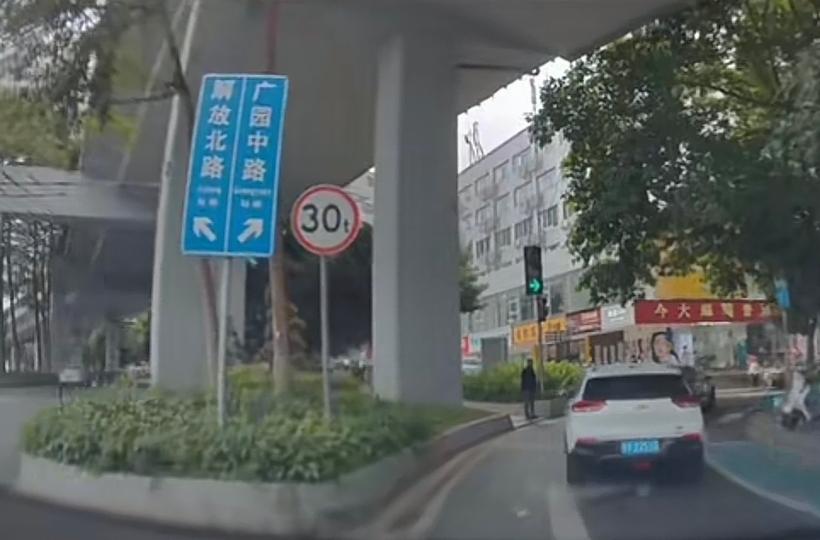 该发生的还是发生了！
广州某处高架桥下，一名印度人跑进绿化带内，在高架桥墩底下当