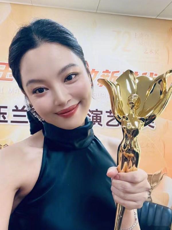 #辛芷蕾拿了白玉兰# 恭喜荣获白玉兰戏剧表演艺术奖主角奖， 《初步举证》全程高能