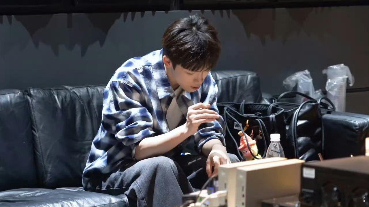 诶诶诶这个录歌花絮一眼就看到梓渝裤子上有只熊[期待]太可爱了哈哈哈哈哈哈 ​​​