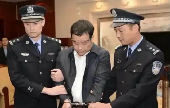 中国最大的敌人，不是日本也不是美国，而是裹着漂亮外衣的“自己人”！
 
当我们总