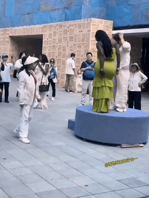 外国朋友在这里照相，这个大妈也真是好事，不管不顾的拍打了人家一下，但是这个外国朋