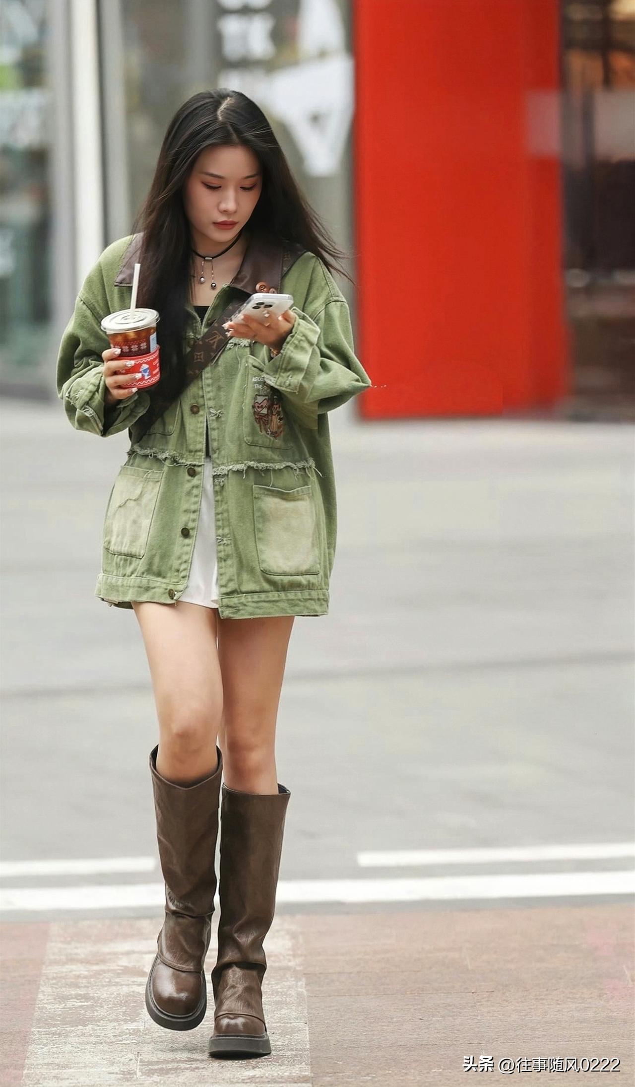 都市女孩街头漫步，复古牛仔外套与棕色靴子搭配，手拿咖啡，时尚又随性