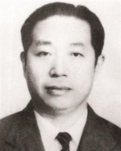 1945年，日本投降后，日军少将决定将10万支步枪、数百万发子弹交给一个地下党员