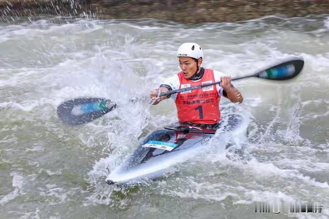 第十五届全运会皮划艇激流回旋项目男子单人划艇预赛结束，东道主选手表现出色，陈志豪
