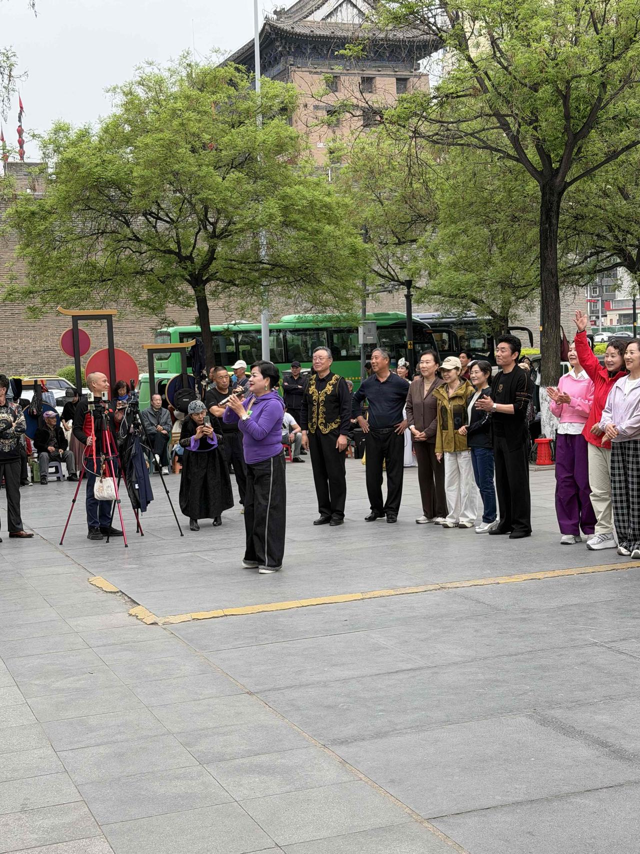 前天下午4点，西安大东门的新疆舞场里面，十分热闹。
江苏盐城、山西运城和陕西宝鸡