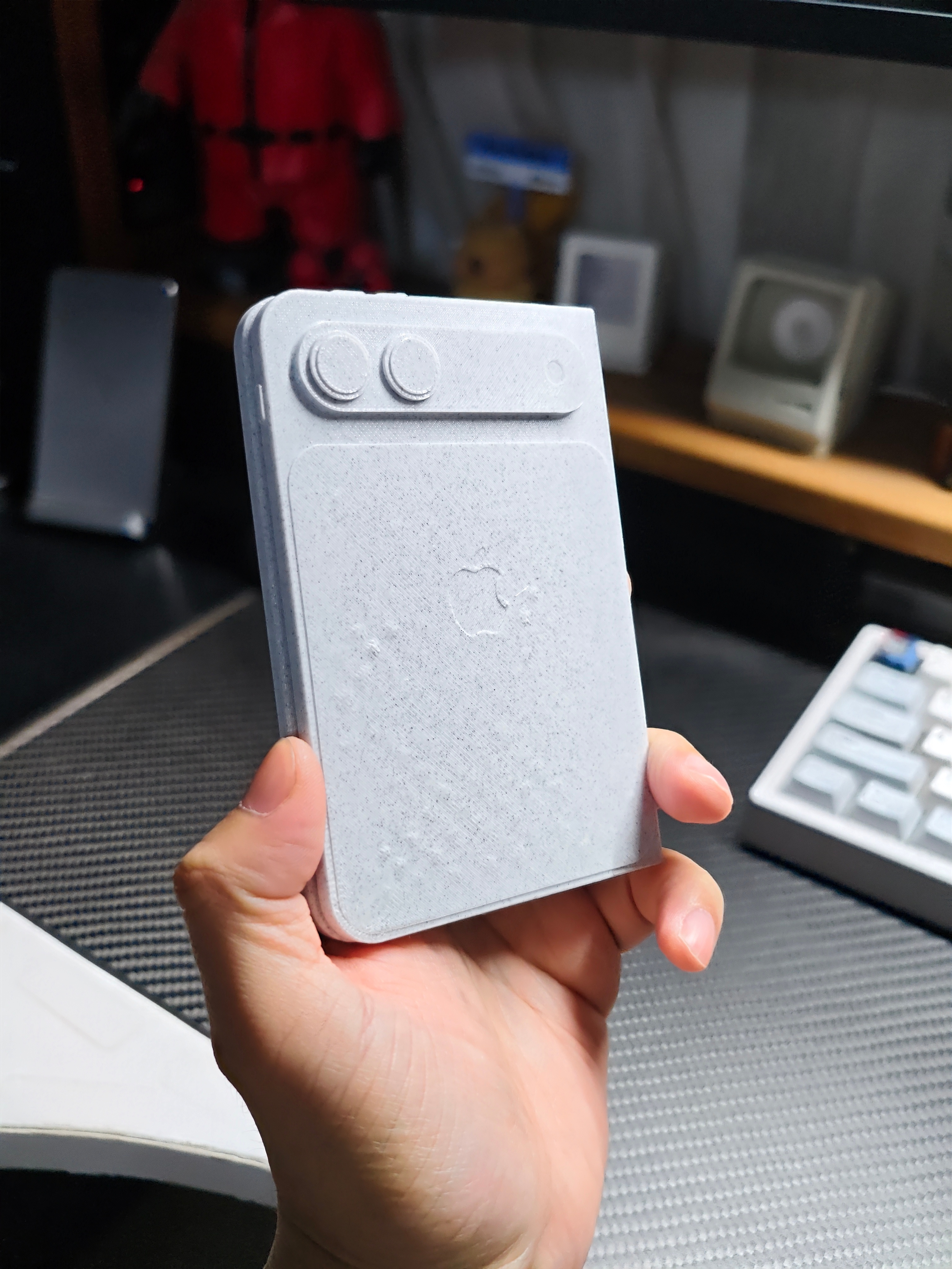 好了，用上了，苹果折叠屏(3D 打印的机模)。这尺寸挺好的，打开又是个小平板的尺